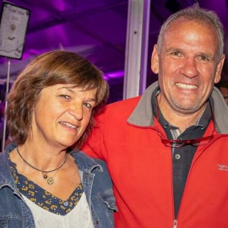 Jean-Luc, responsable du Camping Les Plages de l’Ain, accueillant les visiteurs dans un cadre naturel et familial.